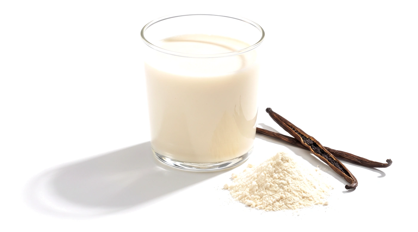 Clean Protein waniliowy przygotowany w szklance, obok proszek i laski wanilii