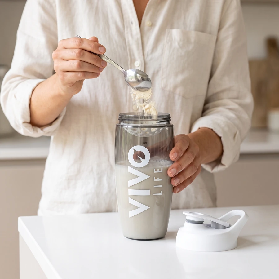 Krok 2: wsyp odmierzoną porcję do shakera Vivo Life Eco Zen