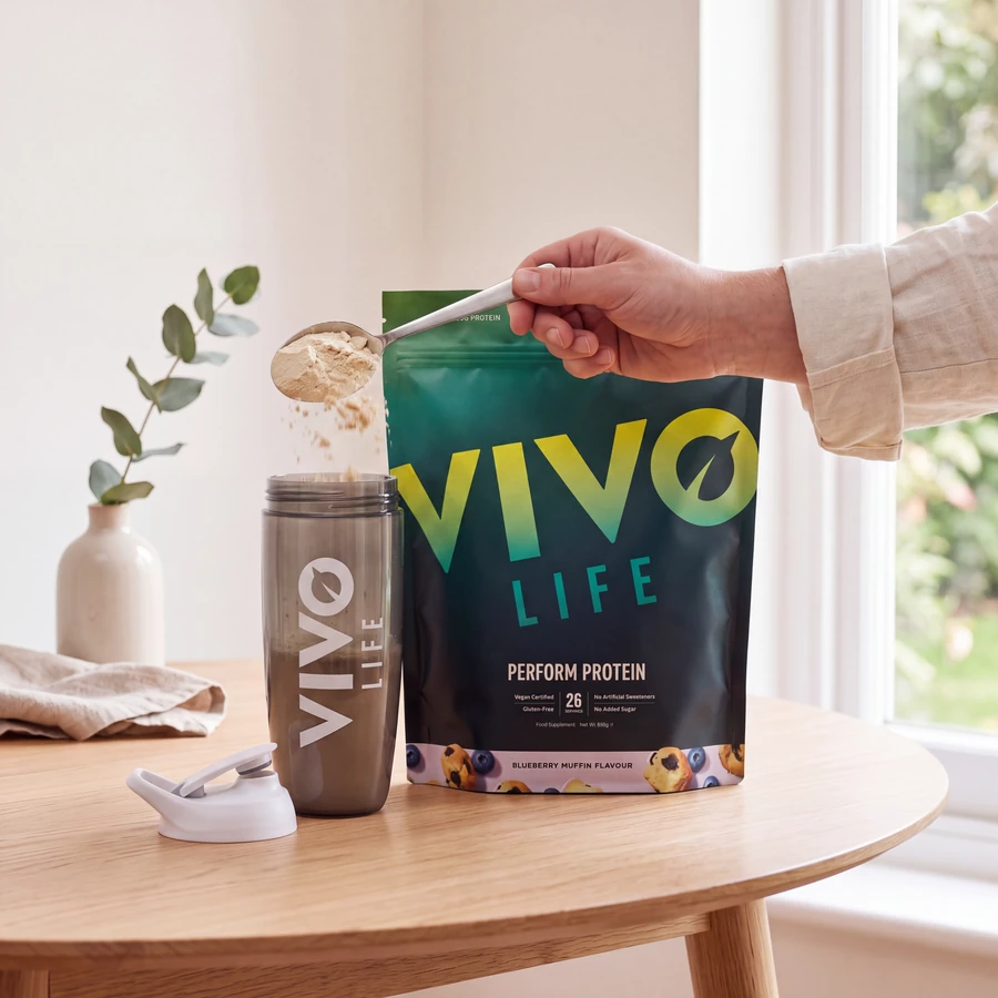 Krok 2: wsyp odmierzoną łyżką porcję PERFORM jagodowy muffin do shakera Vivo Life