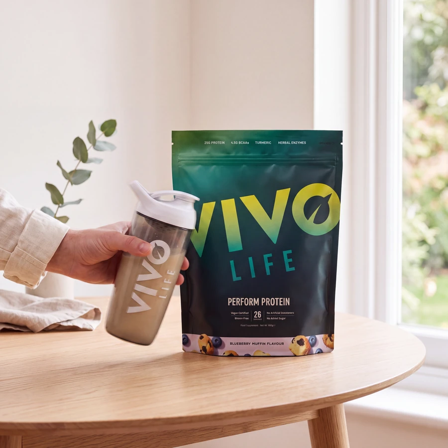 Krok 3: wstrząśnij zamknięty shaker Vivo Life z porcją PERFORM jagodowy muffin