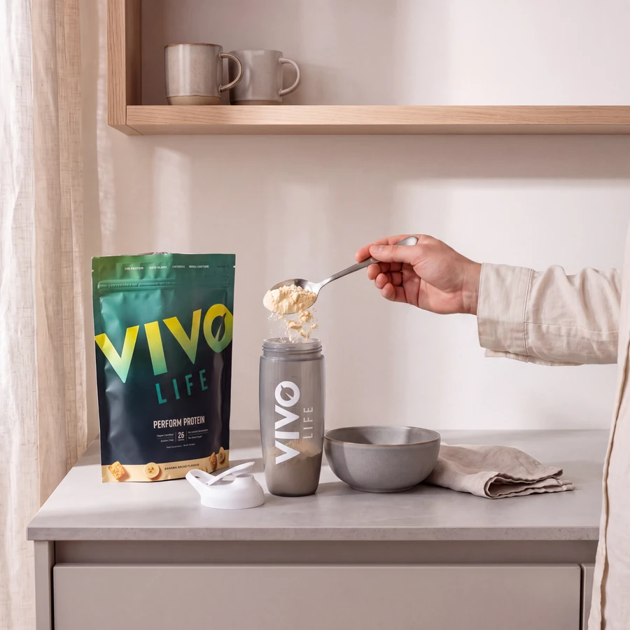 Krok 2: wsyp odmierzoną porcję PERFORM chleb bananowy do shakera Vivo Life