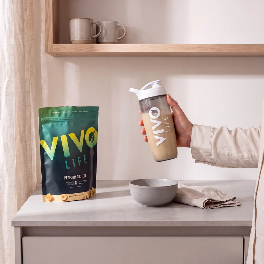 Krok 3: wstrząśnij zamknięty shaker Vivo Life z porcją PERFORM chleb bananowy