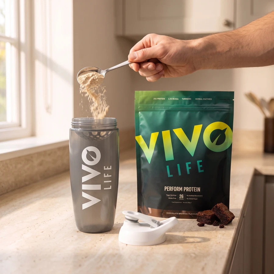 Krok 2: wsyp odmierzoną łyżką porcję PERFORM czekoladowe brownie do shakera Vivo Life Eco Zen