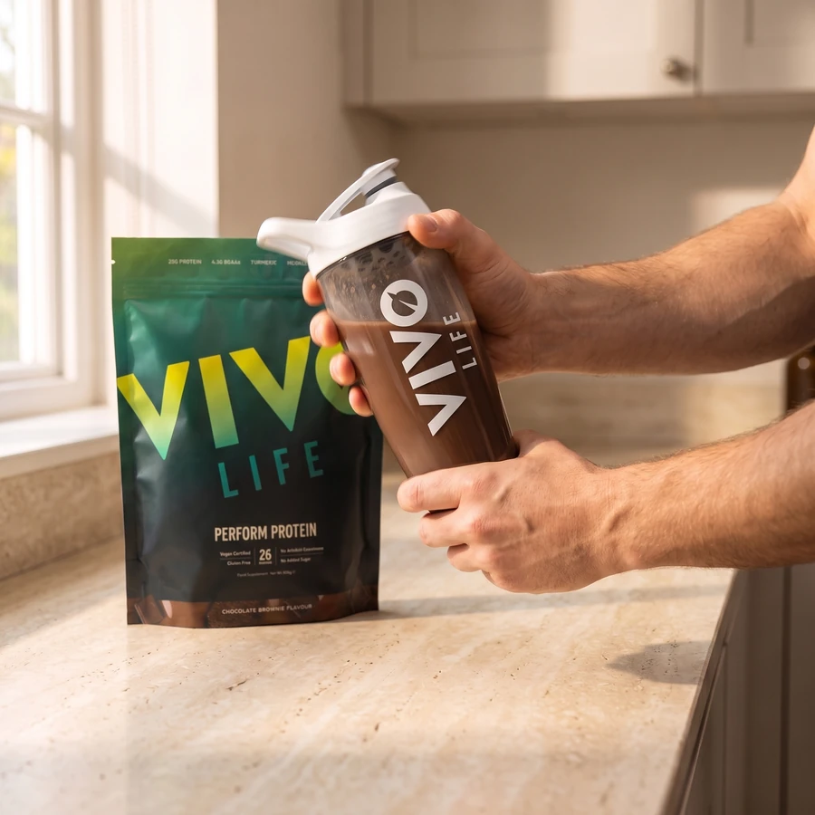 Krok 3: wstrząśnij zamknięty shaker Vivo Life Eco Zen z porcją PERFORM czekoladowe brownie