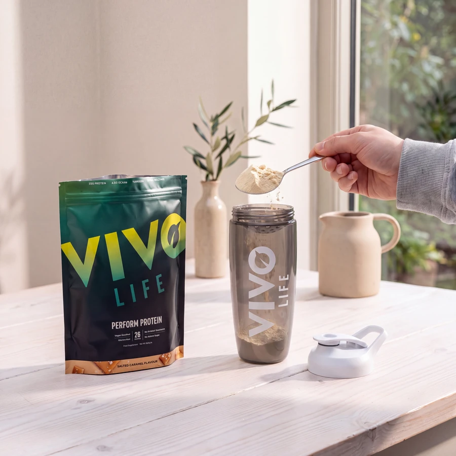 Krok 2: wsyp odmierzoną łyżką porcję PERFORM słony karmel do shakera Vivo Life