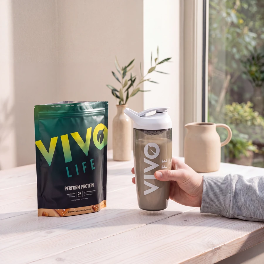 Krok 3: wstrząśnij zamknięty shaker Vivo Life z porcją PERFORM słony karmel