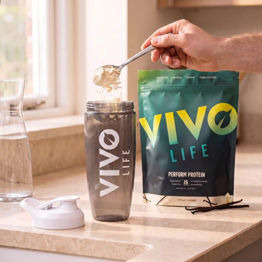 Krok 2: wsyp odmierzoną łyżką porcję do shakera Vivo Life Eco Zen